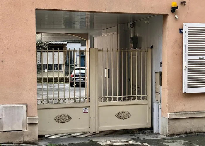 Logement Centre Ville D\'Epernay Avec Parking Prive