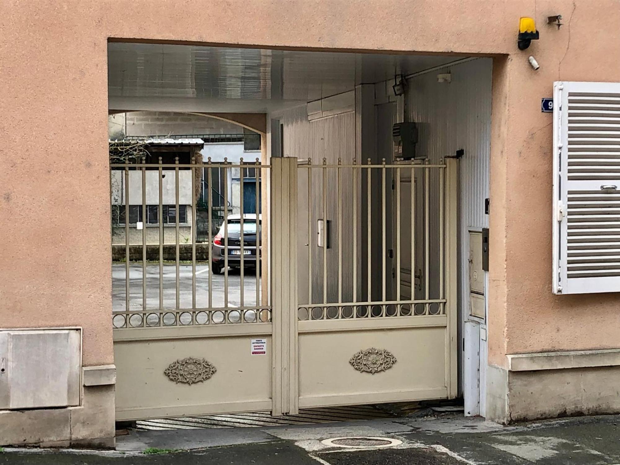 Logement Centre D'epernay Avec Parking Privé
